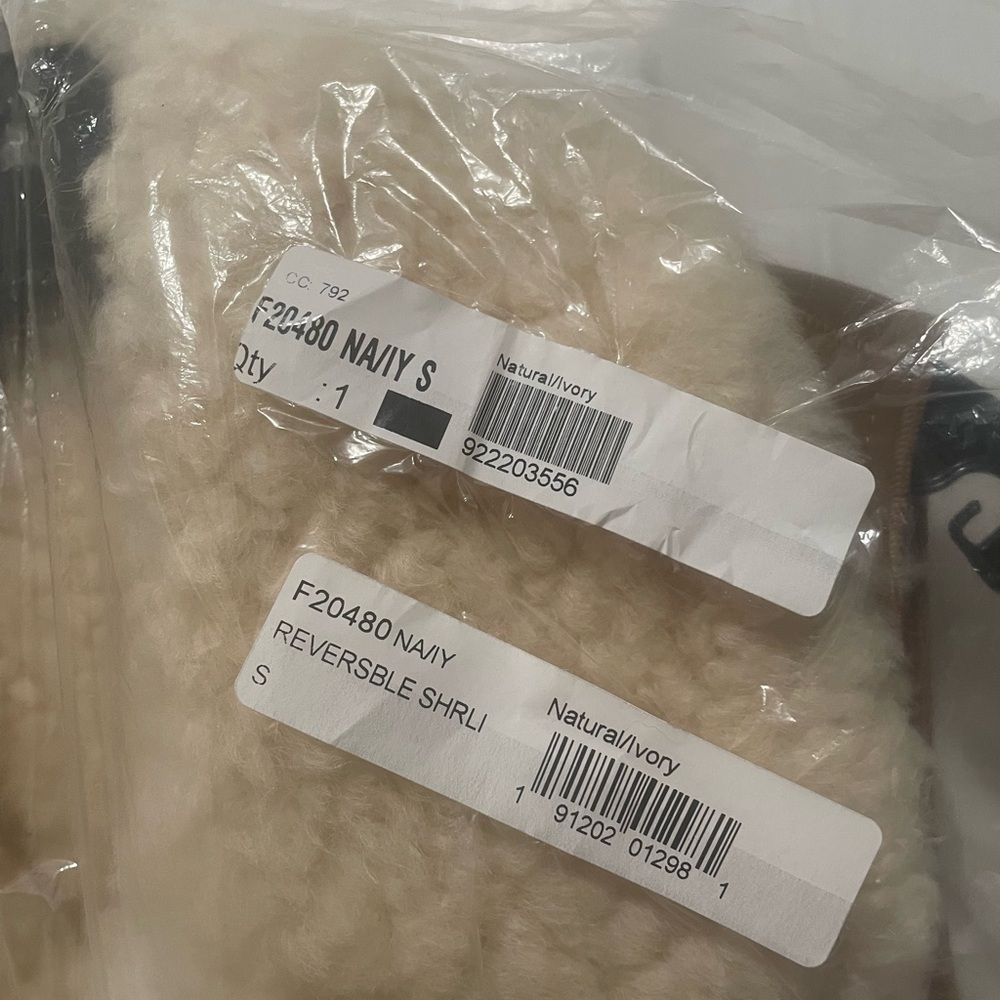 Coach  Lamb leather/shearling natural/ivory reversible Vest. - Picture 16 of 16